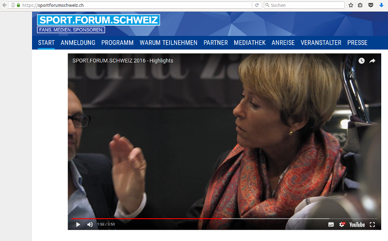 Carol Baumgartner Logodress beim Sportforum Luzern mit Kaschmir Schal